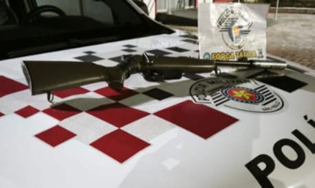 Homem é preso e espingarda e munições apreendidas no Monte Serrat